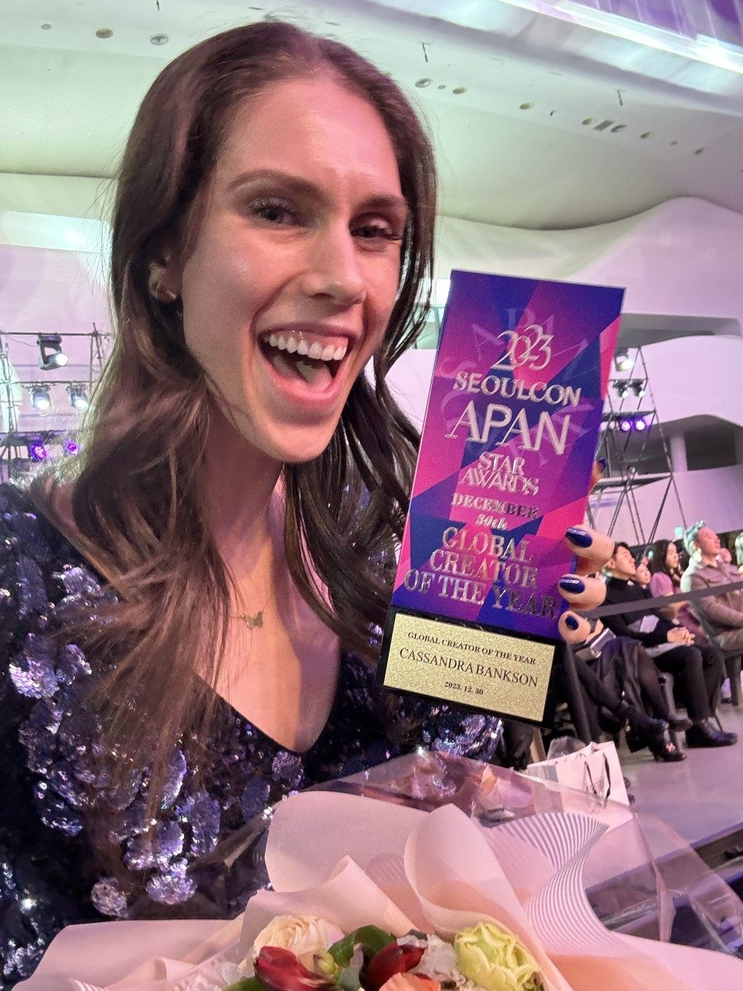 Cassandra Bankson with her Global Creator of the Year trophy at the 2023 SeoulCon APAN Star Awards in Seoul